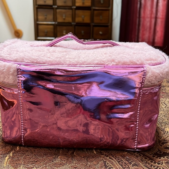 NWT and unopened Juicy Couture Sherpa Travel Cosmetic Bag - Picture 4 of 4